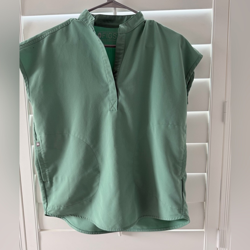 🐍 Figs Women's Sage Green scrub top